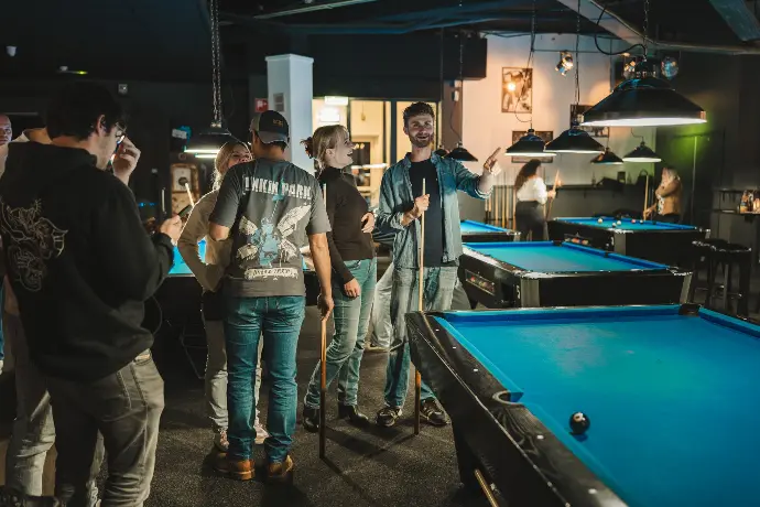 Lachende vrienden tijdens het poolen – Arnhemse lifestyle fotografie