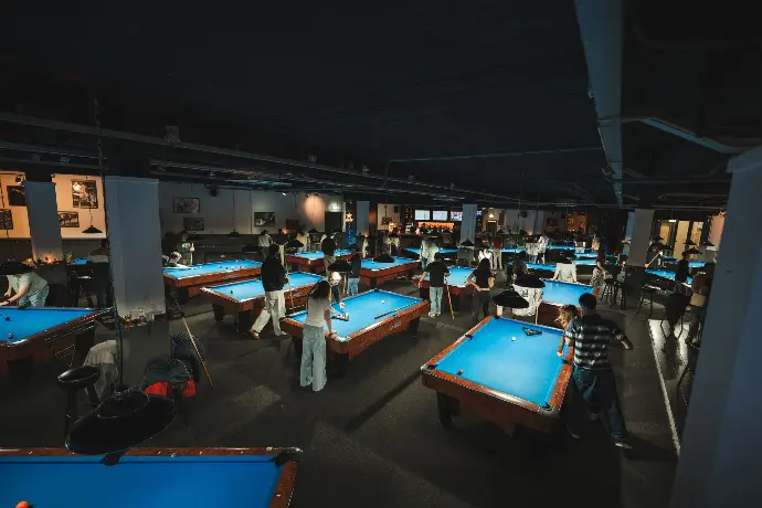 Fotograaf in Arnhem – vrienden die poolen in een café