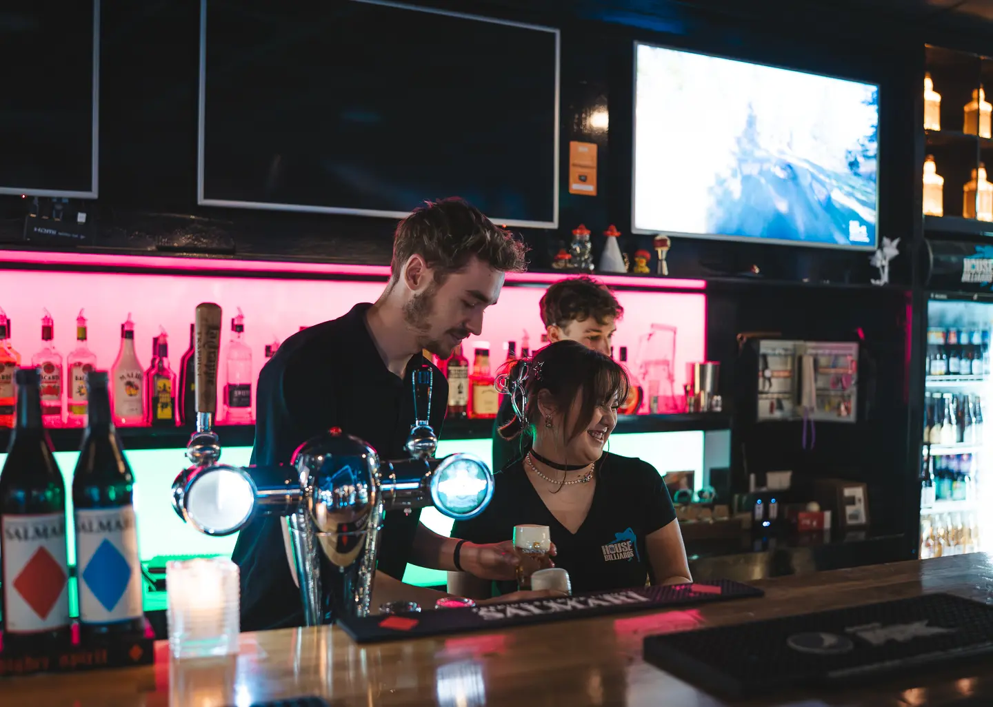 Fotograaf Arnhem – barman in actie tijdens drukke avond