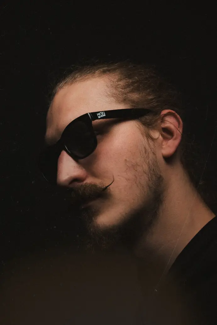 Fotograaf Arnhem legt Moonshine Drum &amp; Bass zonnebril creatief vast