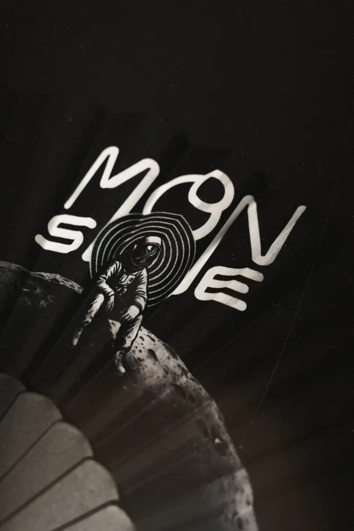 Fotograaf Arnhem maakt creatieve merchandise foto van Moonshine T-shirt